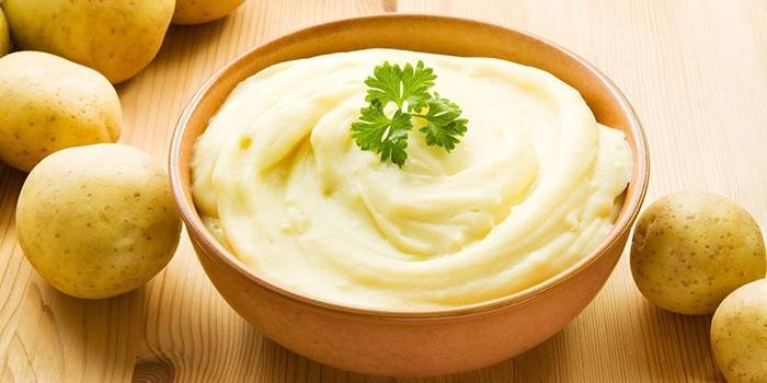 Batatas esmagadas que podem ser comidas após a remoção da vesícula