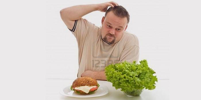Človek si vyberie medzi hamburgerom a šalátom