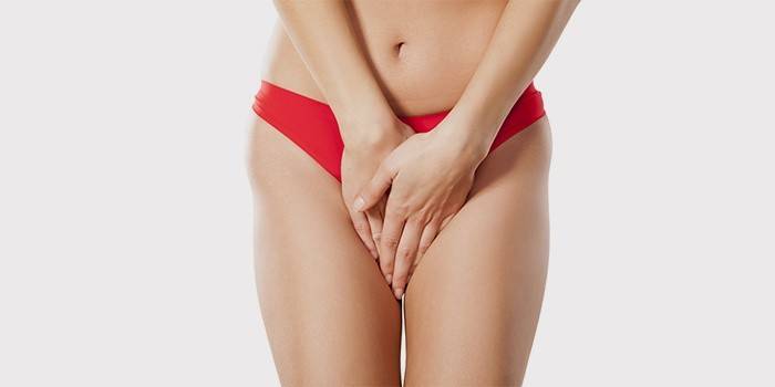 Secura na área íntima de uma mulher