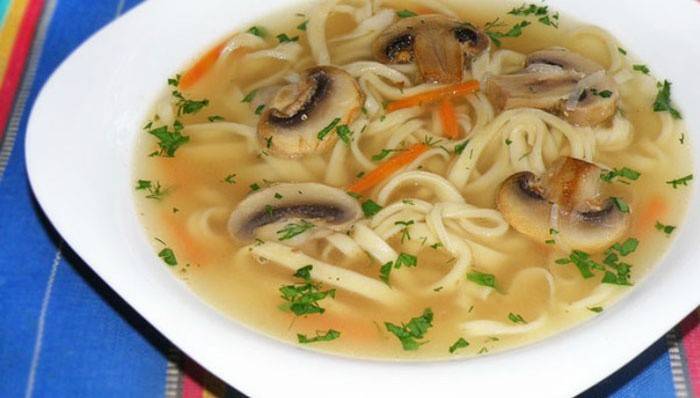 Primer plato de champiñones con fideos