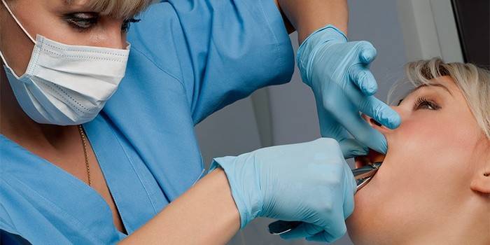 Mulher na consulta do dentista
