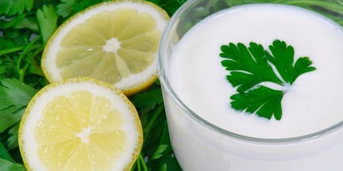 Mascarilla blanqueadora con perejil, leche y limón.
