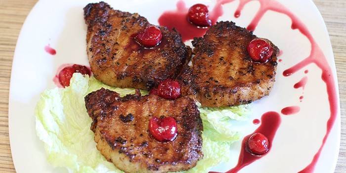 Carne de res con salsa de cerezas para la cena