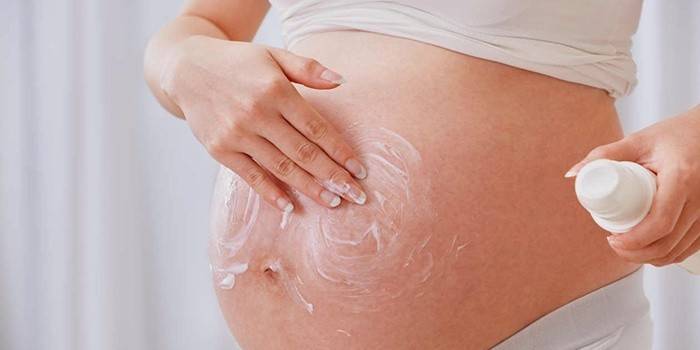 Mulher lutando com estrias no estômago