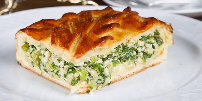 Torta de iogurte com cebola verde e ovo