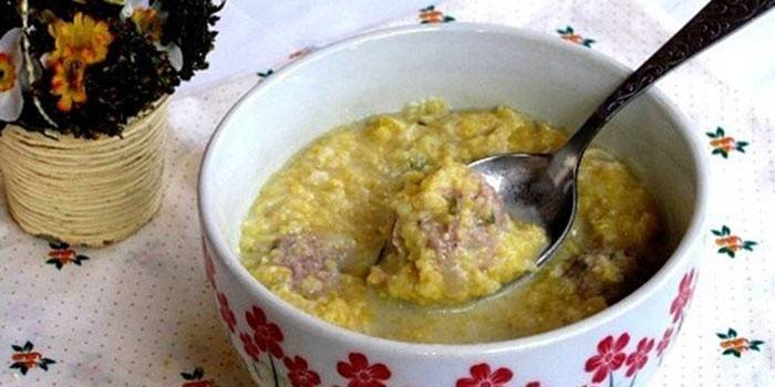 Mingau com carne e tomate