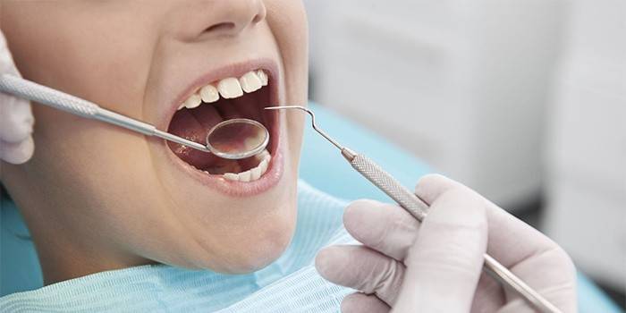 Dziewczyna zbadana przez dentystę