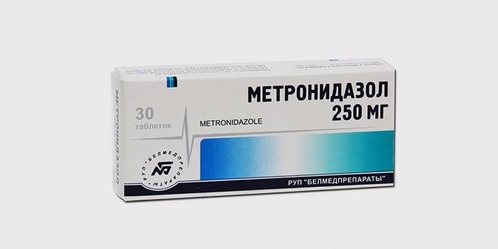 Metronidazol antibiótico para el tratamiento de la demodecosis facial.