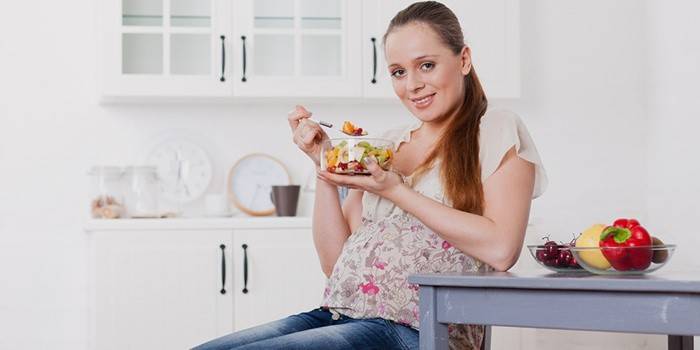 A menina grávida adere a uma dieta
