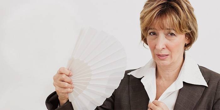 A mulher está preocupada com as marés durante a menopausa