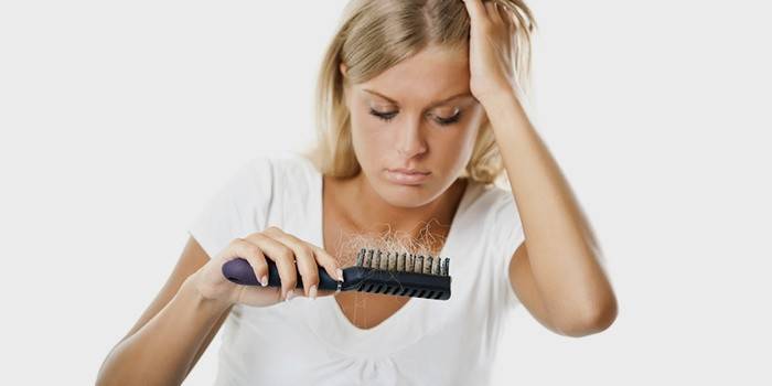 O cabelo da menina está caindo