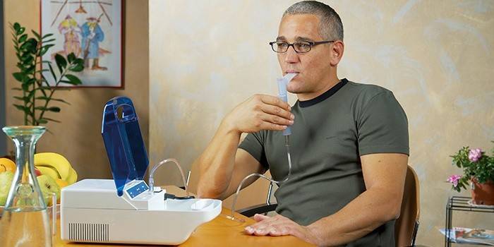 Um homem usa um nebulizador