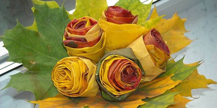 Belo artesanato de folhas de plátano