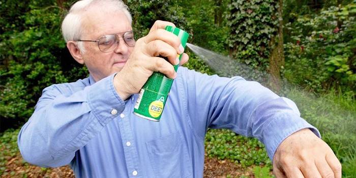Človek spracúva odev na prevenciu kliešťovej encefalitídy