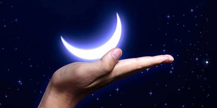 Strihanie vlasov New Moon