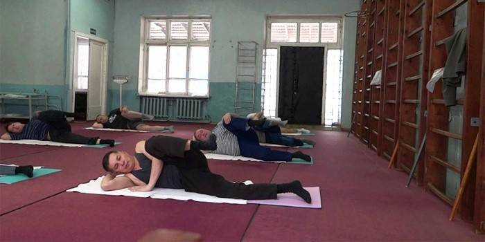 Ejercicios terapéuticos para la espondilitis anquilosante.