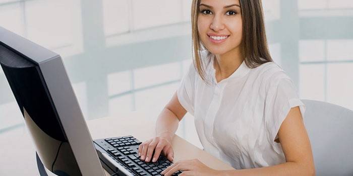 Menina aprende a desenhar online.
