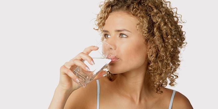 El paciente bebe agua antes de la ecografía abdominal.