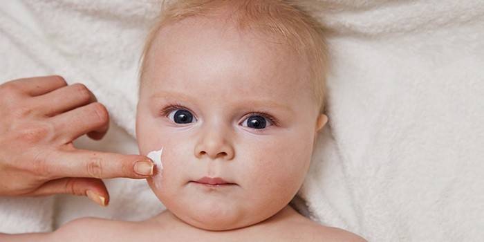 Lubrificando uma criança com creme antes de ir para a geada