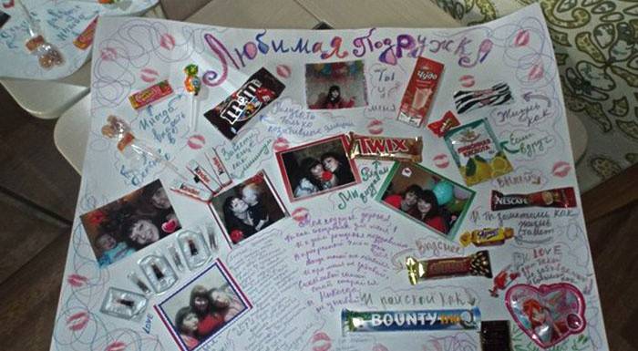 Cartaz com chocolates como presente para a aniversariante