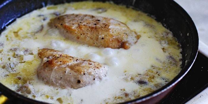 Pechuga de pollo en salsa de crema agria