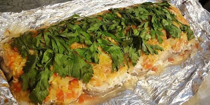 Bacalhau assado com legumes em papel alumínio