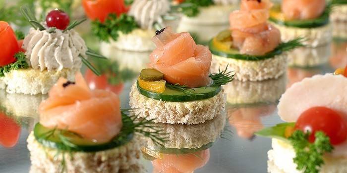 Hermosos aperitivos en la mesa festiva.