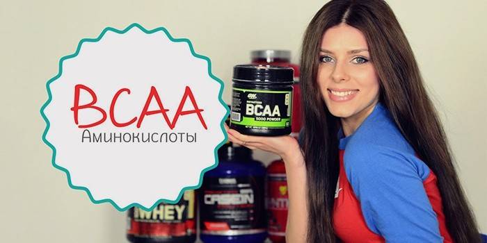 Dziewczyna trzyma aminokwasy odchudzające BCAA