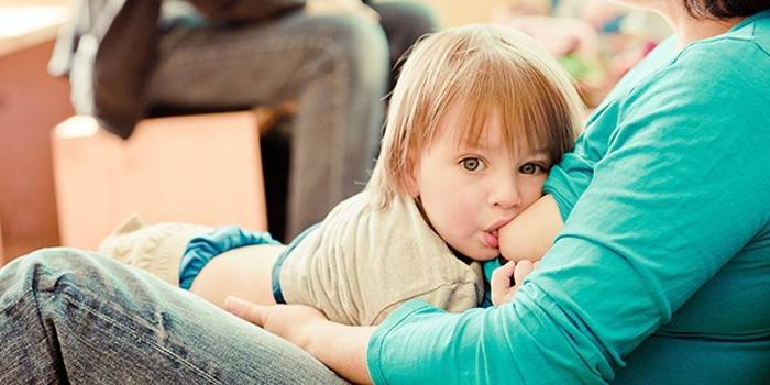 Mama karmi piersią swoje dziecko