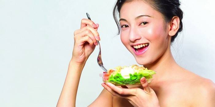 A menina adere à dieta japonesa para perda de peso.