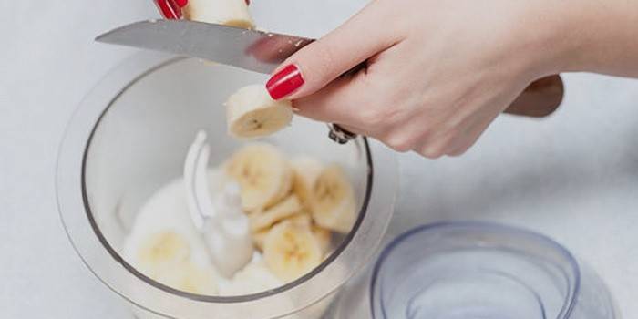 Dziewczyna kroi banana