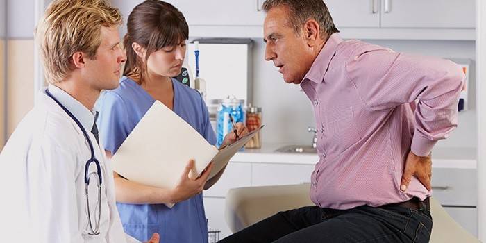 El paciente consulta a un médico.