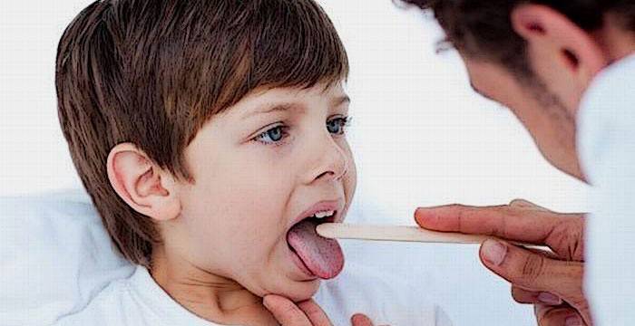 Pediatra bada dziecko