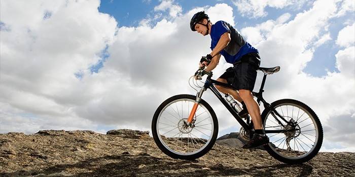 Muž na bicykli