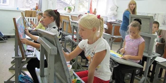 As crianças aprendem a desenhar na escola de arte