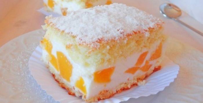 Delicioso pão de ló com pêssegos