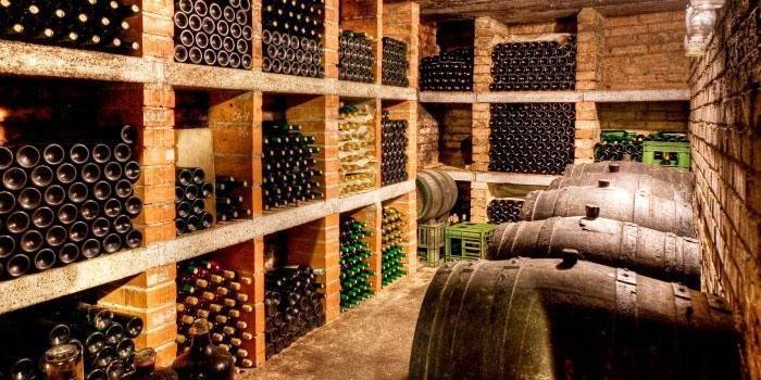 Prateleiras na cave ou cave para garrafas