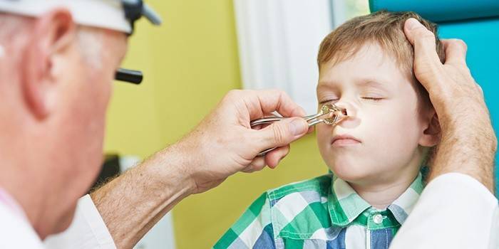 Otorrinolaringologia examina um menino