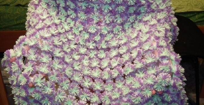Manta de pompón en el marco