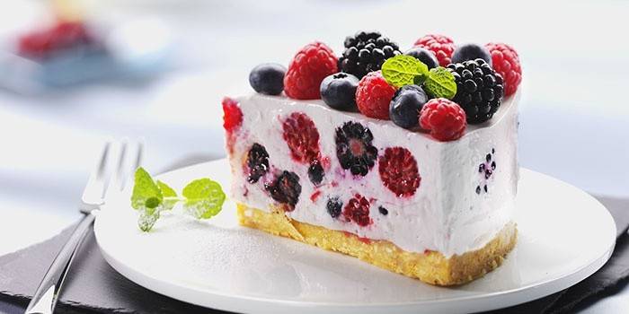 Bolo de frutas e bagas