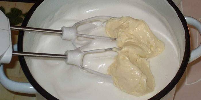 Creme de biscoito simples em leite