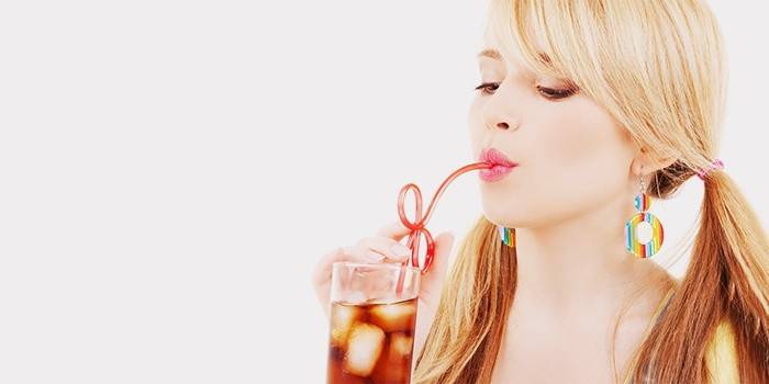 Dziewczyna pije Coca Cola