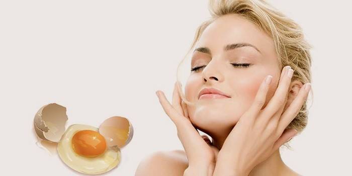 Garota faz uma máscara facial com um ovo