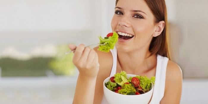Dievča v treťom mesiaci tehotenstva jej konzumuje vitamínový šalát