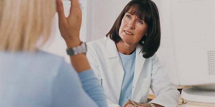 Dievča hovorí gynekológovi o príznakoch kolpitídy