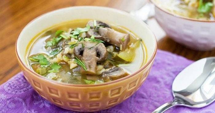 Perlovka: una deliciosa adición al primer plato de champiñones