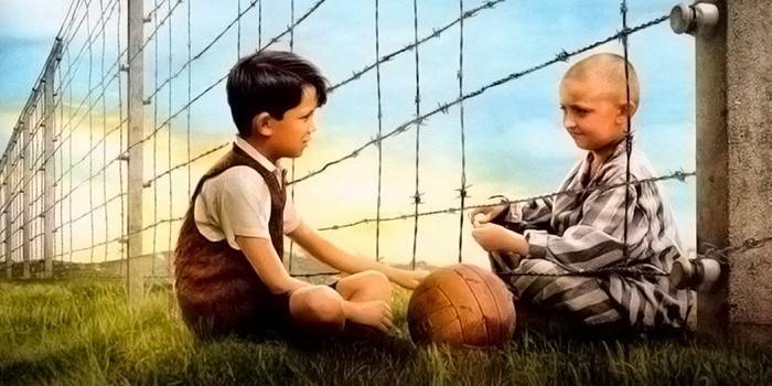 Smutny film - Chłopiec w piżamie w paski