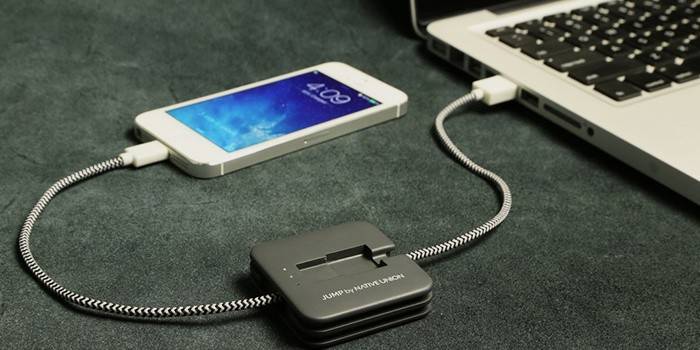 Smartfon podłączony do laptopa