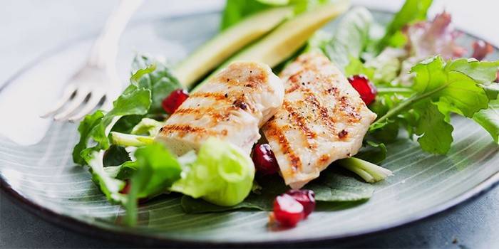 Ensalada de pechuga de pollo saludable
