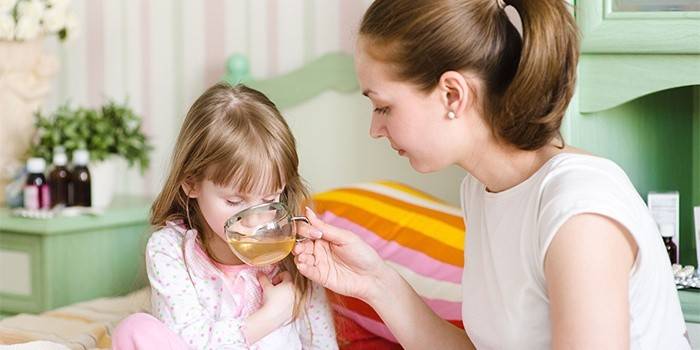 Mama daje swojemu dziecku rozwiązanie terapeutyczne
